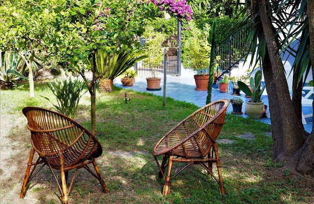 An oasis of peace with garden close to the sea and parking free
