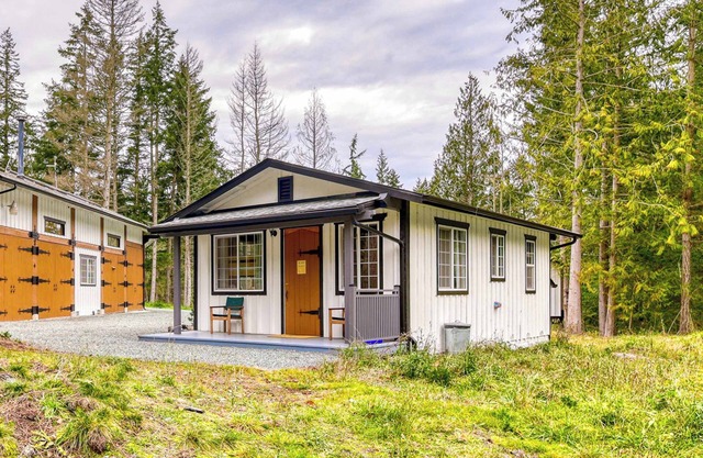 Anacortes Bungalow: Mountain Views, Near Ocean & Fishing