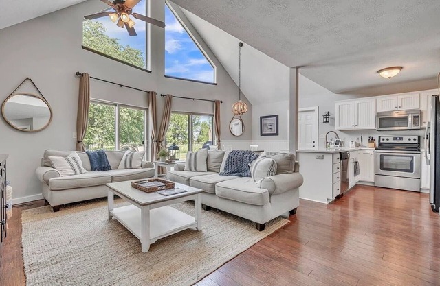 Anchors Away Getaway: Clean, sleeps 10, family fun, waterpark, fully stocked!