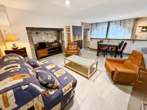 Ancien moulin renove, terrasse au bord de l eau