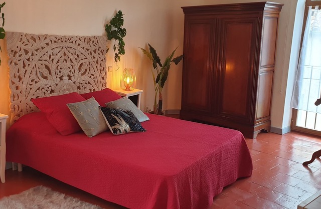 Ancien Presbytère, a stone's throw from the Canal du Midi, sleeps 8