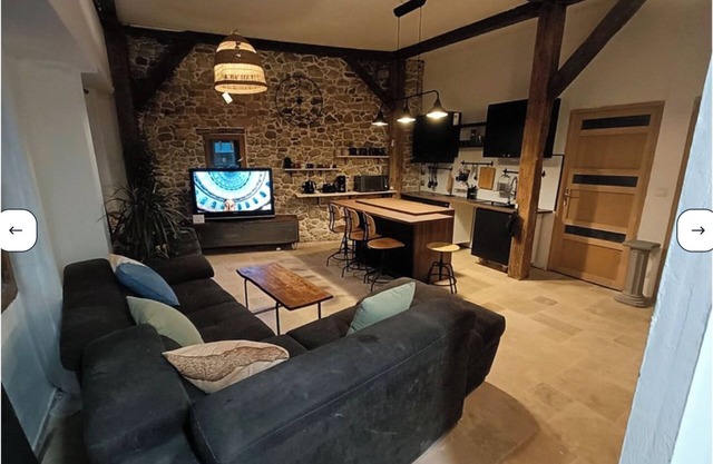 Ancienne Grange Rénovée Dans Cour Privée au Calme Avec Jardin sur les Remparts