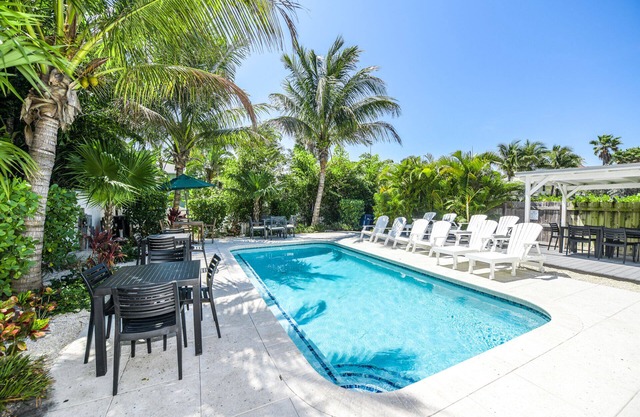 Anna Maria Island Bungalow with Pool! Across the street from Beach, near Pine Av