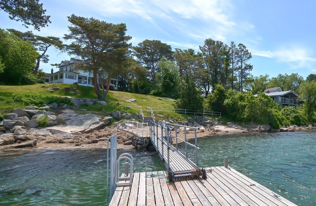 Annisquam Singing Pines: Riverfront Splendor