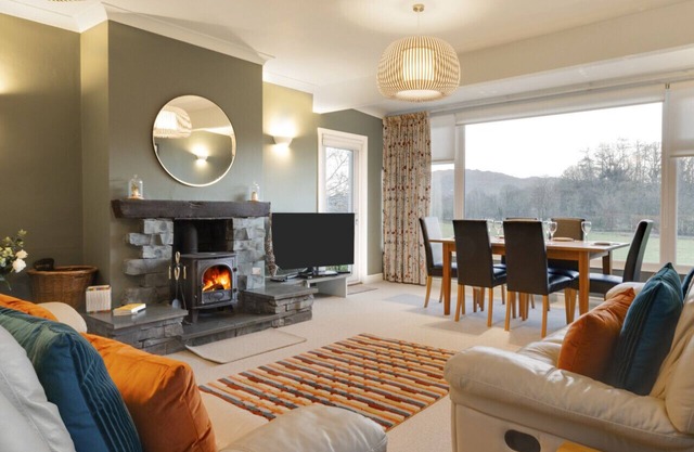 Anniversary Cottage - Three Bedroom House, Sleeps 6