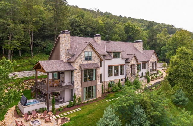 Antler Trail Lodge - Huge custom home, views, 4 King Suites, firepit, hot tub!