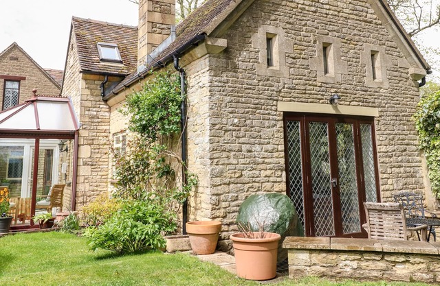 ANVIL COTTAGE, family friendly, with open fire in Chipping Norton