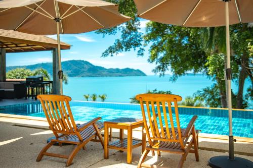 Aoyon Beach, a 5-bedroom Thai-style villa with stunning sea views, 50 meters direct beach access, free maid,
