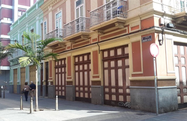 Apartment in antique Spanish building between Las Canteras beach and Port.
