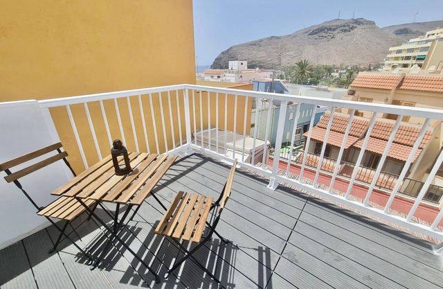 Apartment 'Apartamento La Pista Sur' with Sea View, Private Terrace and Wi-Fi