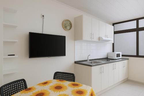 Apartamento con jardín y pequeña piscina privada para refrescarse