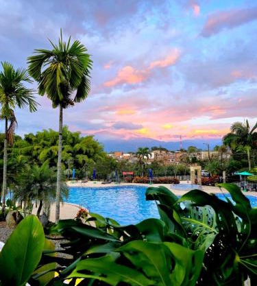 Apartamento de Vacaciones con Piscinas y Jacuzzi - Perfecta para Grupos - By Molca Travel