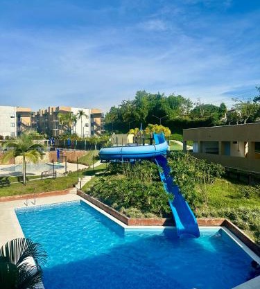 Apartamento en el Eje Cafetero-Aire acondicionado, piscinas, BBQ