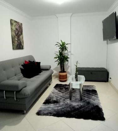 Apartamento renovado parque La Floresta, reserva minimo de 21 dias