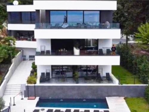Aparthotel Villa V with heated pool and breakfast