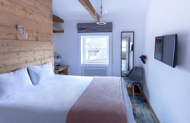 Apartment 5 at Number 8: 1 bedroom, sofa bed in lounge, kitchenette & walk-in shower