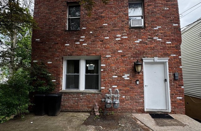 Apartment A - Next to Hiking Trail - Front Entrance