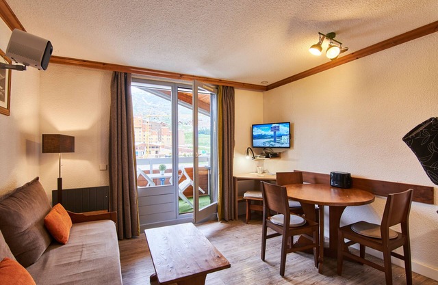 Apartment 'Appartement Alpe D' Huez' with Mountain View, Balcony and Wi-Fi