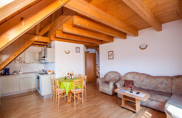 Apartment 'B' with Lake View, Balcony and Wi-Fi