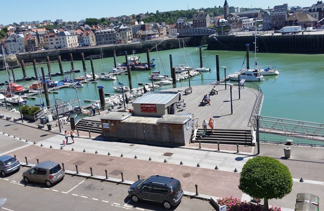 Apartment between the beach and the marina, right in the town center