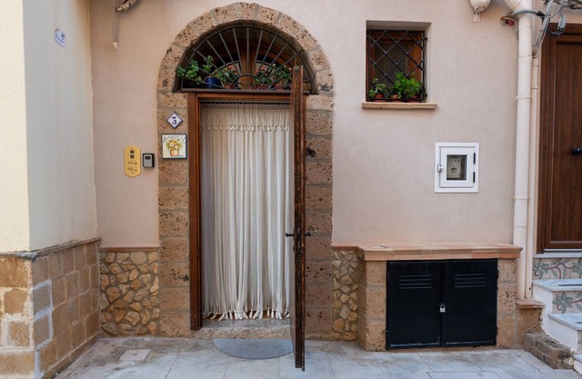 Apartment 'Casa Margherita' with Wi-Fi and Air Conditioning
