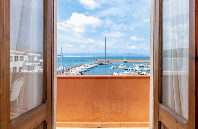 Apartment "Casa Spiaggia Molo 2" on Isola Rossa with Sea view & Balcony