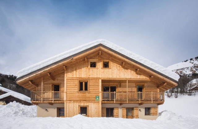 Apartment 'Chalet Evasion - 13 Personnes' with Mountain View, Shared Garden and Wi-Fi