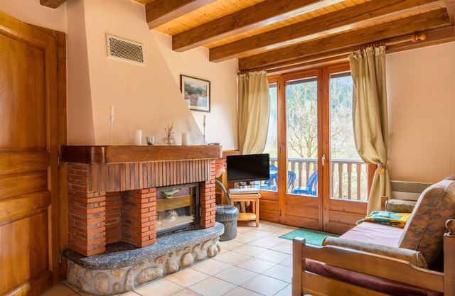 Apartment 'Chalet L'Ancienne École' with Mountain View, Balcony and Wi-Fi