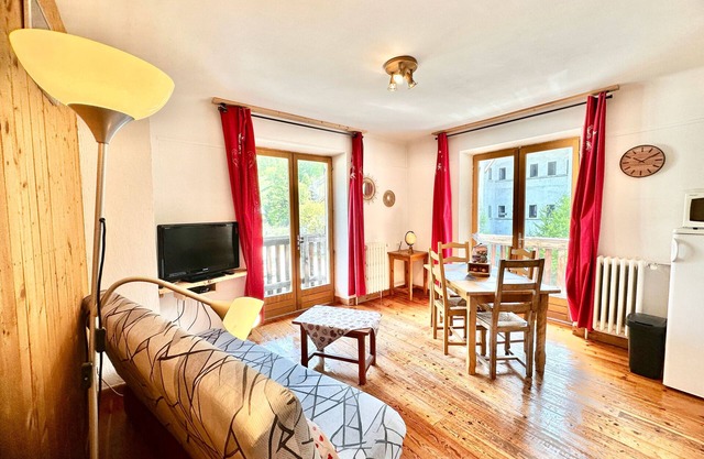 Apartment 'Chez Izaline Au Chalet De Segure' with Mountain View