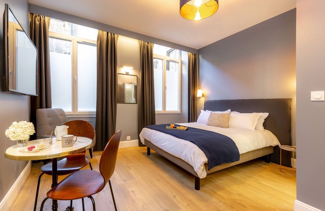 Apartment-Deluxe-Wet room-Courtyard view-D7 Marine