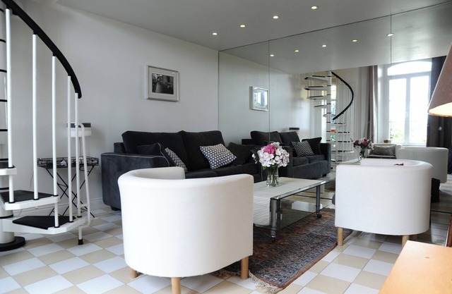 Apartment downtown with garden, terrace, closed private parking.