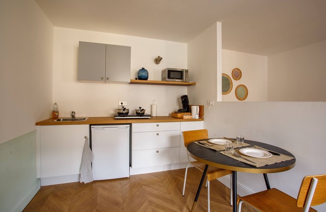 Apartment-Ensuite with Shower-Courtyard view