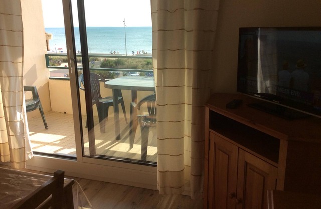Apartment facing sea and beach