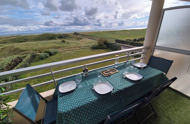 Apartment facing the sea, close to the golf course