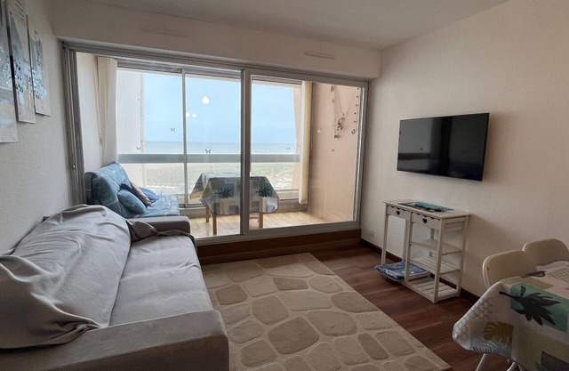 Apartment facing the sea