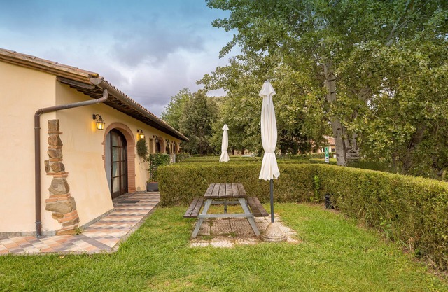 Apartment 'Fiordaliso' with Shared Pool, Wi-Fi and Air Conditioning