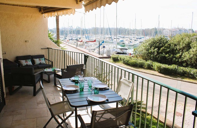 Apartment for 6 people with a view of the harbor in the Marines of Cogolin