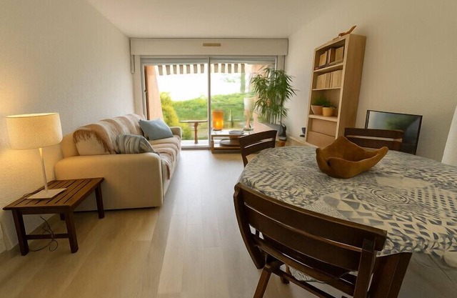 Apartment for 6 with garden near beach