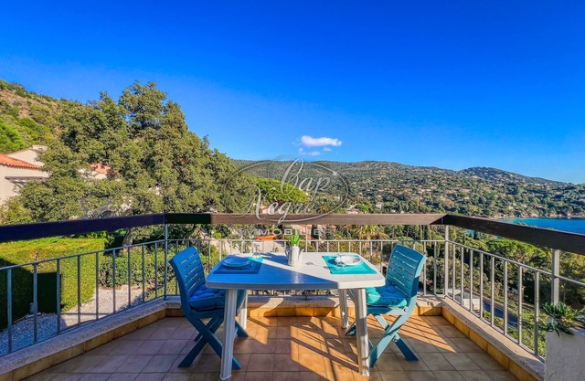 Apartment for 4 people in Le Canadel