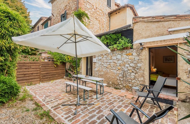 Apartment 'Glicine - Antiche Dimore' with Shared Pool, Wi-Fi and Air Conditioning