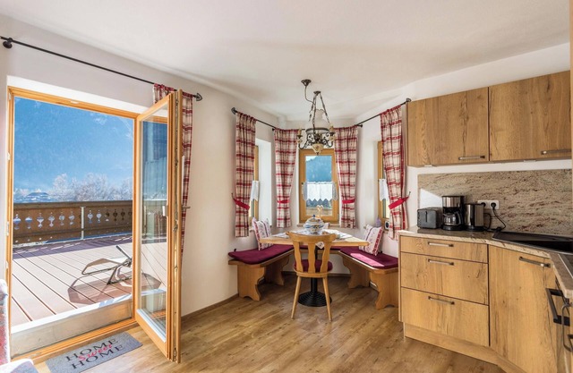 Apartment Granat Near the Ski Lift with Mountain View, Wi-Fi & Balcony