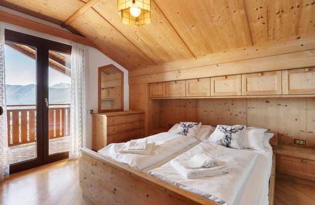 Apartment 'Holzsuite' with Mountain View, Balcony and Wi-Fi