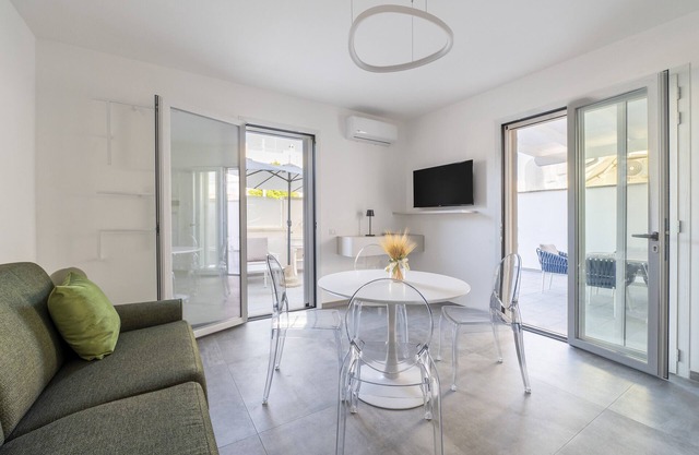 Apartment 'I Faraglioni' with Private Terrace, Wi-Fi and Air Conditioning