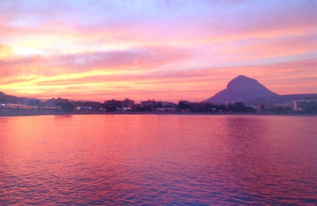 Apartment ideally located on the Marina of Javea with small sea view