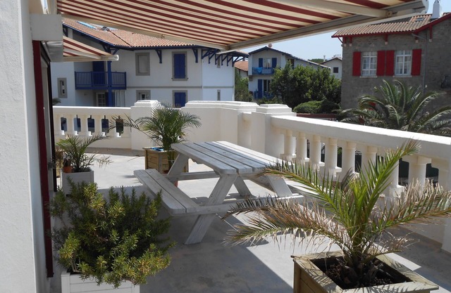 Apartment in a building facing the sea