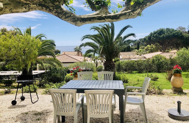 Apartment in a traditional Provencal mas with direct access to the sea