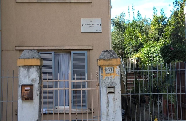 Apartment in detached cottage near the historic center and train station