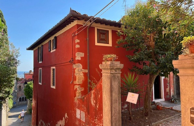 Apartment in the former 18th-century stables of Villa Sermolli