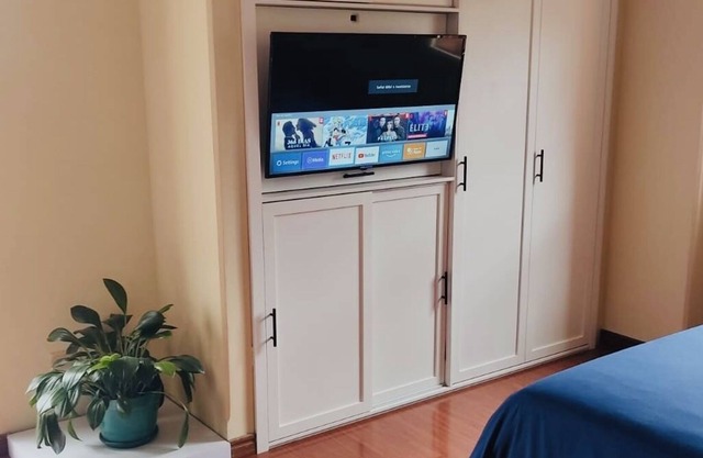 Apartment in Prime Location! GYM/Sauna in Building