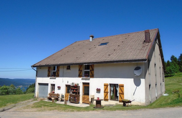 Apartment in renovated farmhouse overlooking lake and valley
